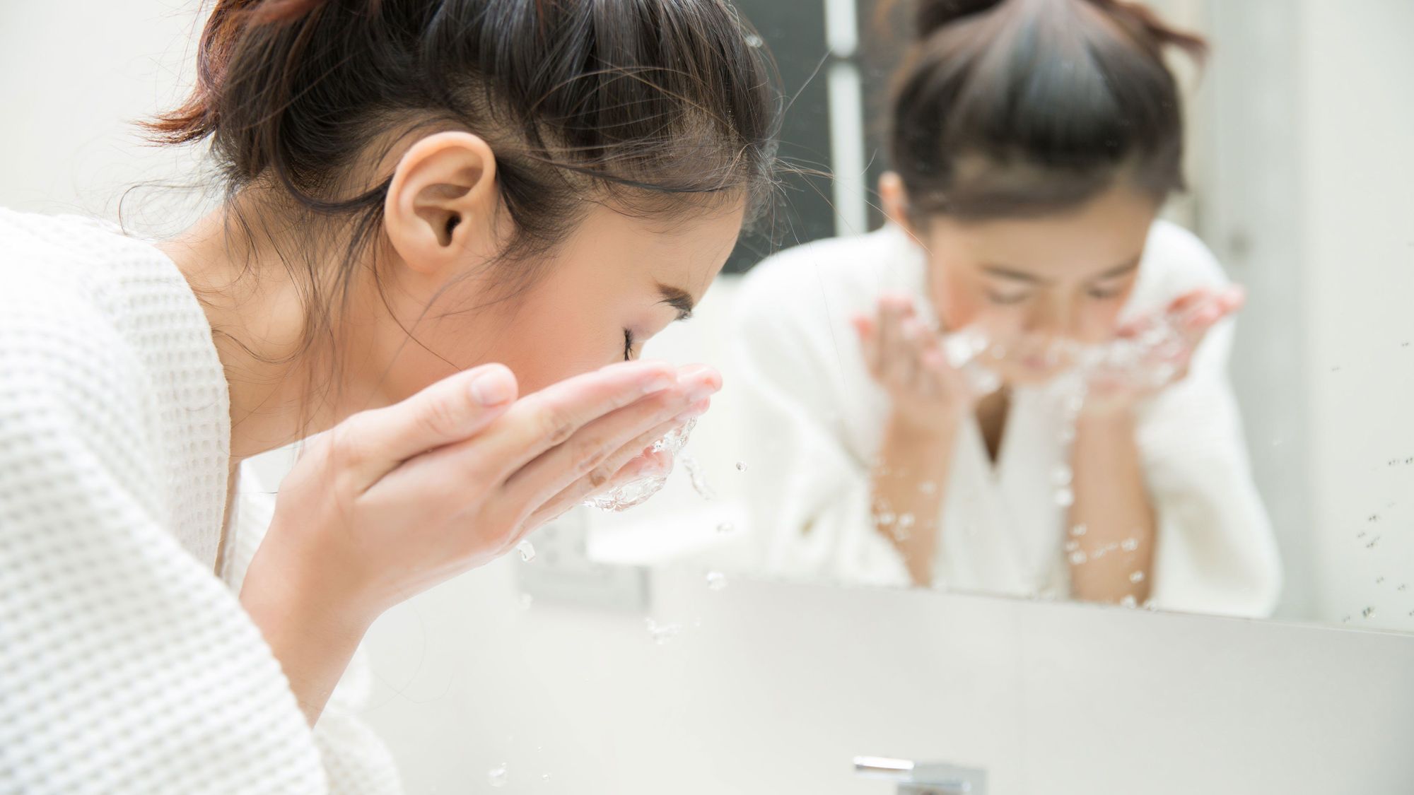 Cách rửa mặt đúng cách chỉ với 6 bước giúp da sạch sâu, bóng khoẻ như sao Hàn